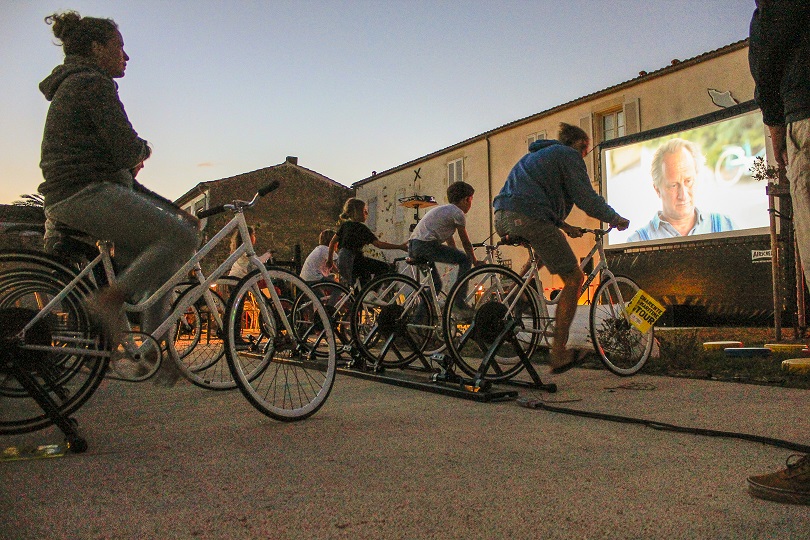 Projection vélo cinéma en plein air public
