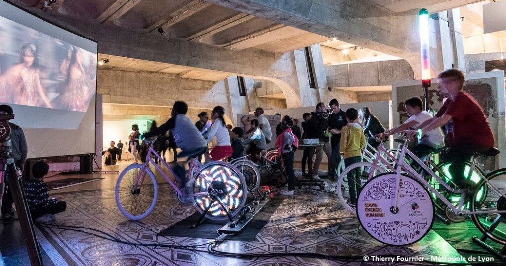 Projection vélo cinéma en plein air avec des enfants