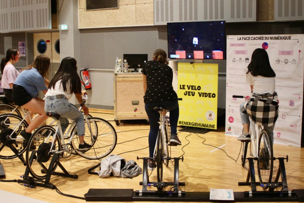Vélo jeu vidéo animation jeune