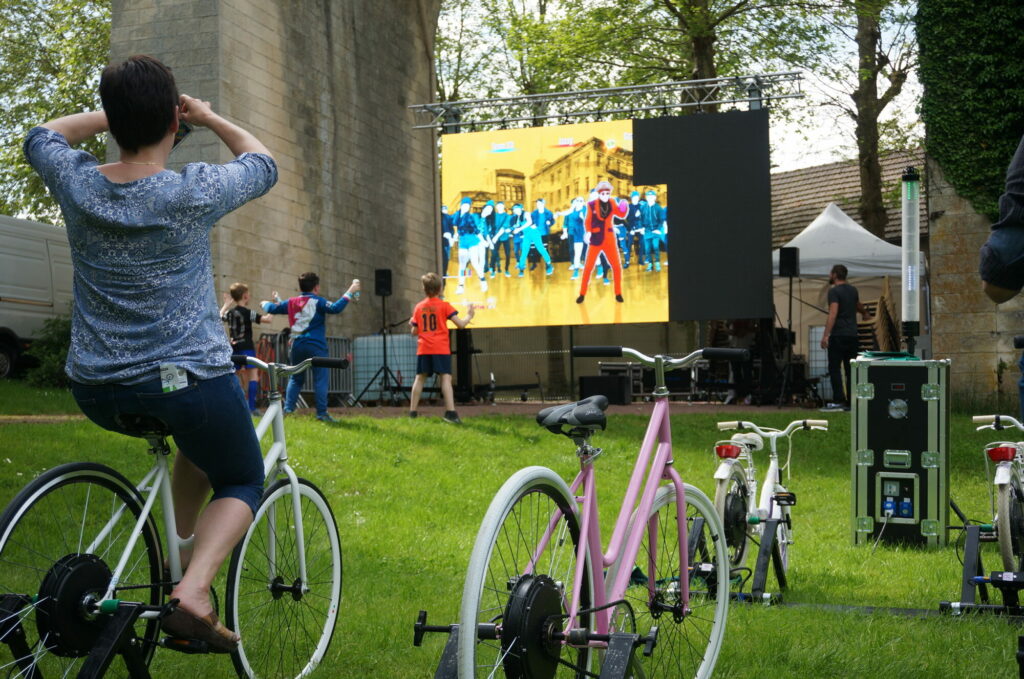 Vélo jeu vidéo en plein air