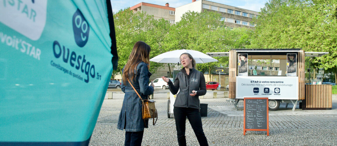 Stand de Ludik Énergie installé près d'un parc-relais de la métropole rennaise, informant les automobilistes sur les avantages du covoiturage.