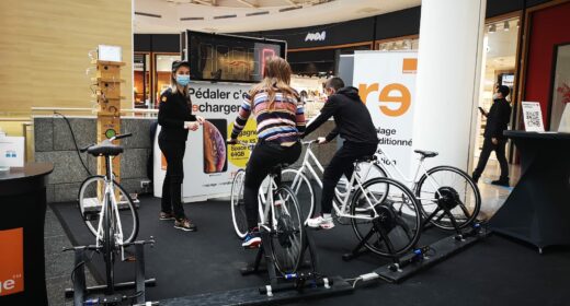 Participants découvrant les animations interactives de Ludik Énergie au en centre commercial, sensibilisant aux enjeux environnementaux."