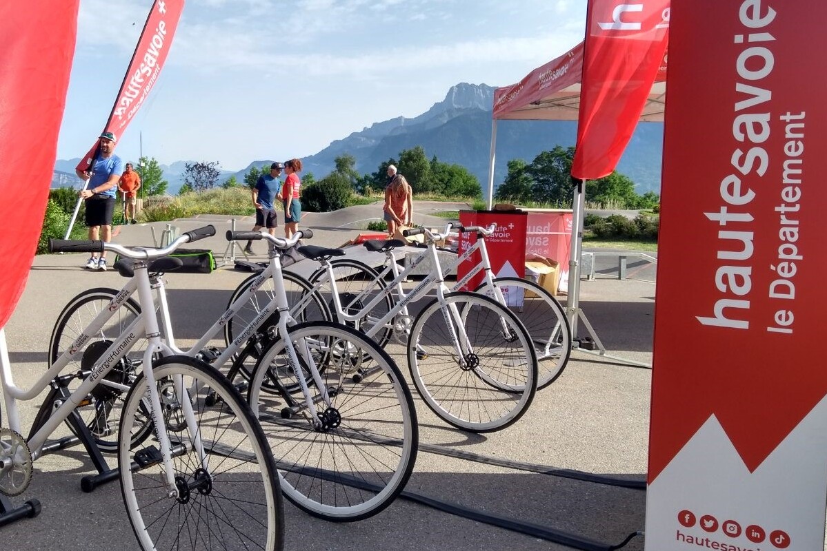 4 vélos installés sur le stand d’une animation Tour de France, organisée par le Département de la Haute Savoie à l’occasion d’une étape de la course cycliste.