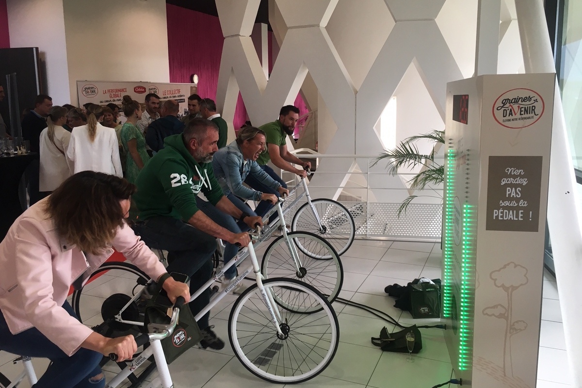 Animation Tour de France Vélo Battle installée dans les locaux d’une entreprise, pour un événement thématique autour du cyclisme