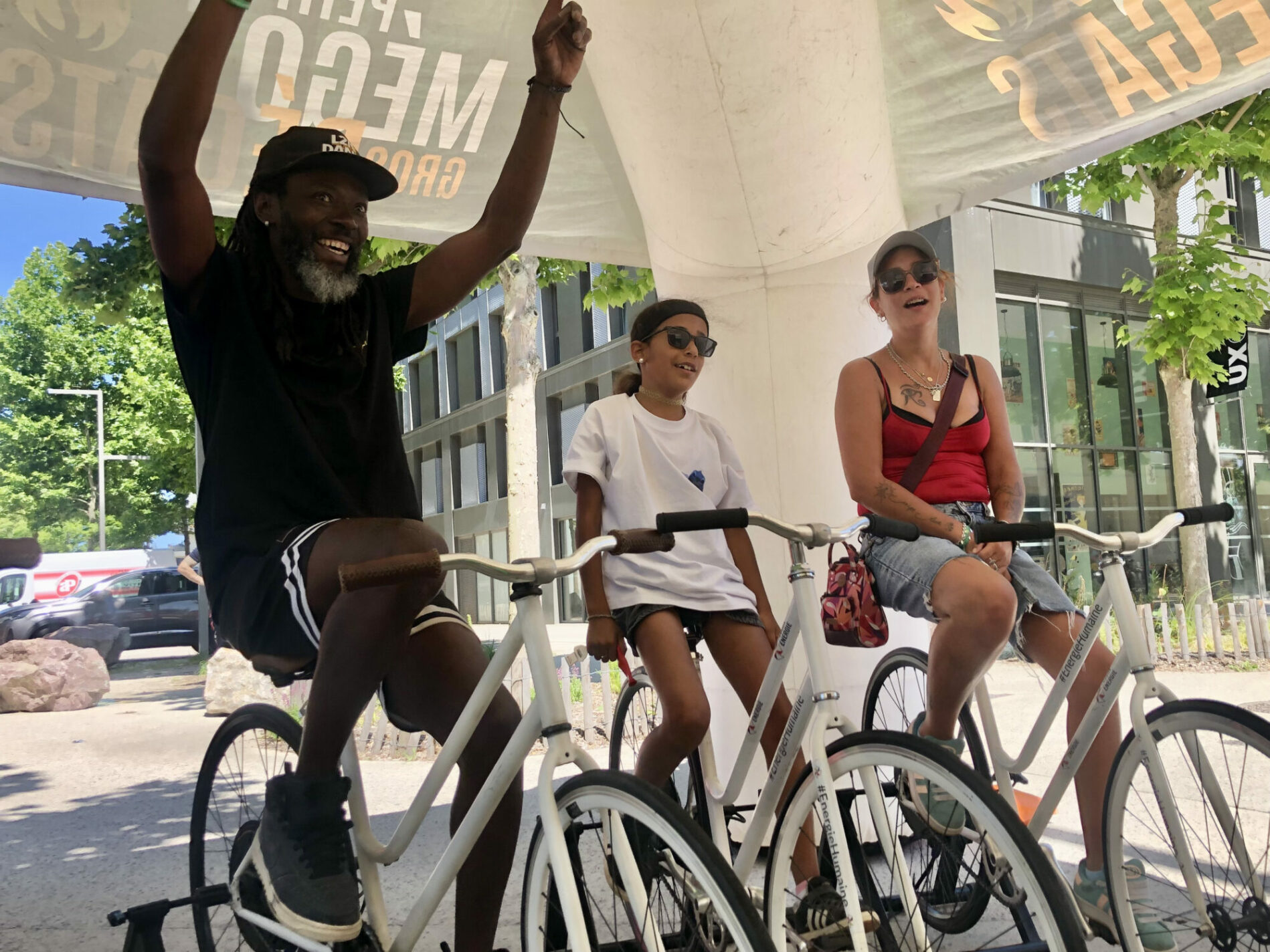 Une famille qui s’affronte en pédalant sur l’animation Tour de France Vélo Battle, organisée sur une fan zone.