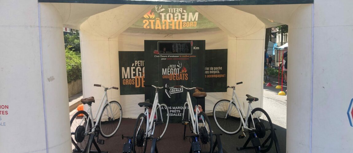 Installation de l’animation Vélo Battle, dans un stand, sur le village du Tour de France