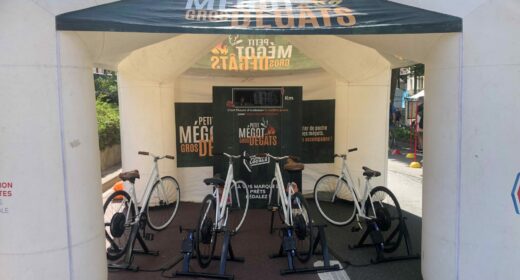 Installation de l’animation Vélo Battle, dans un stand, sur le village du Tour de France