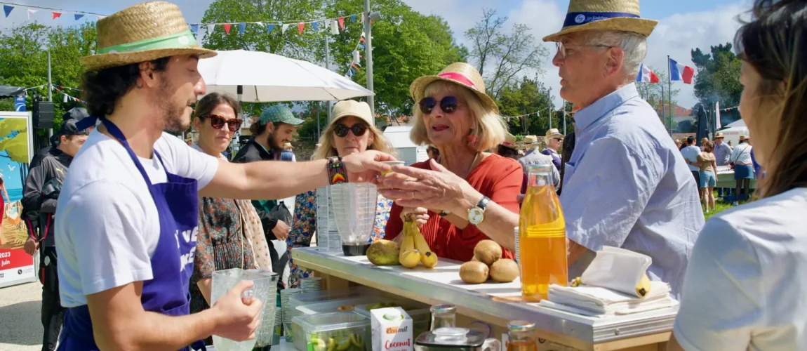Un animateur gère une activité d’un team building green et propose aux participants de mixer leur propre smoothie de saison avec un Vélo Mixeur