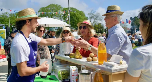 Un animateur gère une activité d’un team building green et propose aux participants de mixer leur propre smoothie de saison avec un Vélo Mixeur