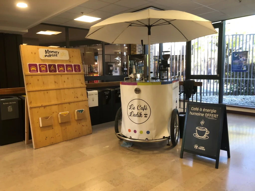 Stand installé d’une animation écoresponsable Vélo Café, avec son panneau de sensibilisation, à l’occasion d’un team building green et engagé pour la planète.
