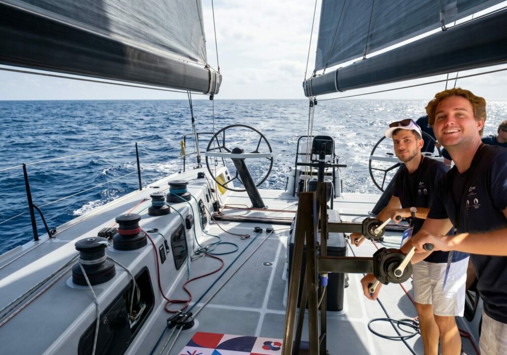 2 visiteurs sont mis en scène avec un winch sur un fond de bateau