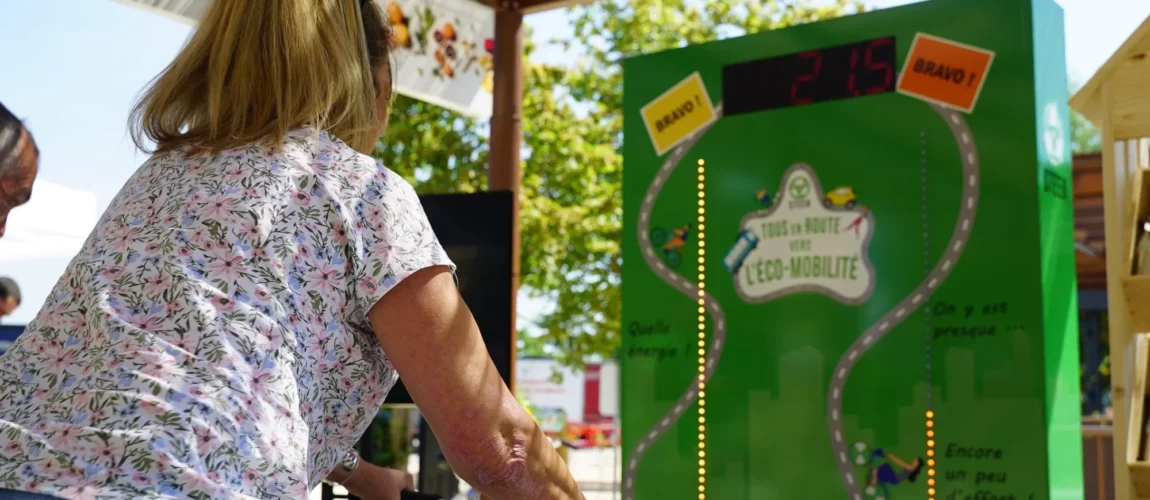 Une femme pédale sur l'animation Vélo battle