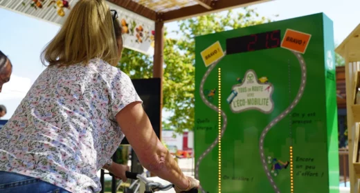 Une femme pédale sur l'animation Vélo battle
