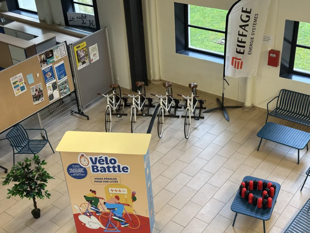 Animation vélo battle installée dans les locaux d’une entreprise pour proposer un challenge sportif aux salariés sur un temps de cohésion d’équipe.
