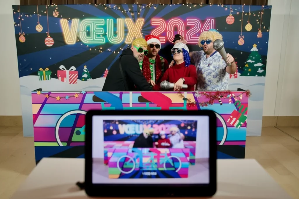 Quatre collaborateurs déguisés qui se prennent en photo sur une animation vélo photo lors d’une soirée festive d’entreprise.