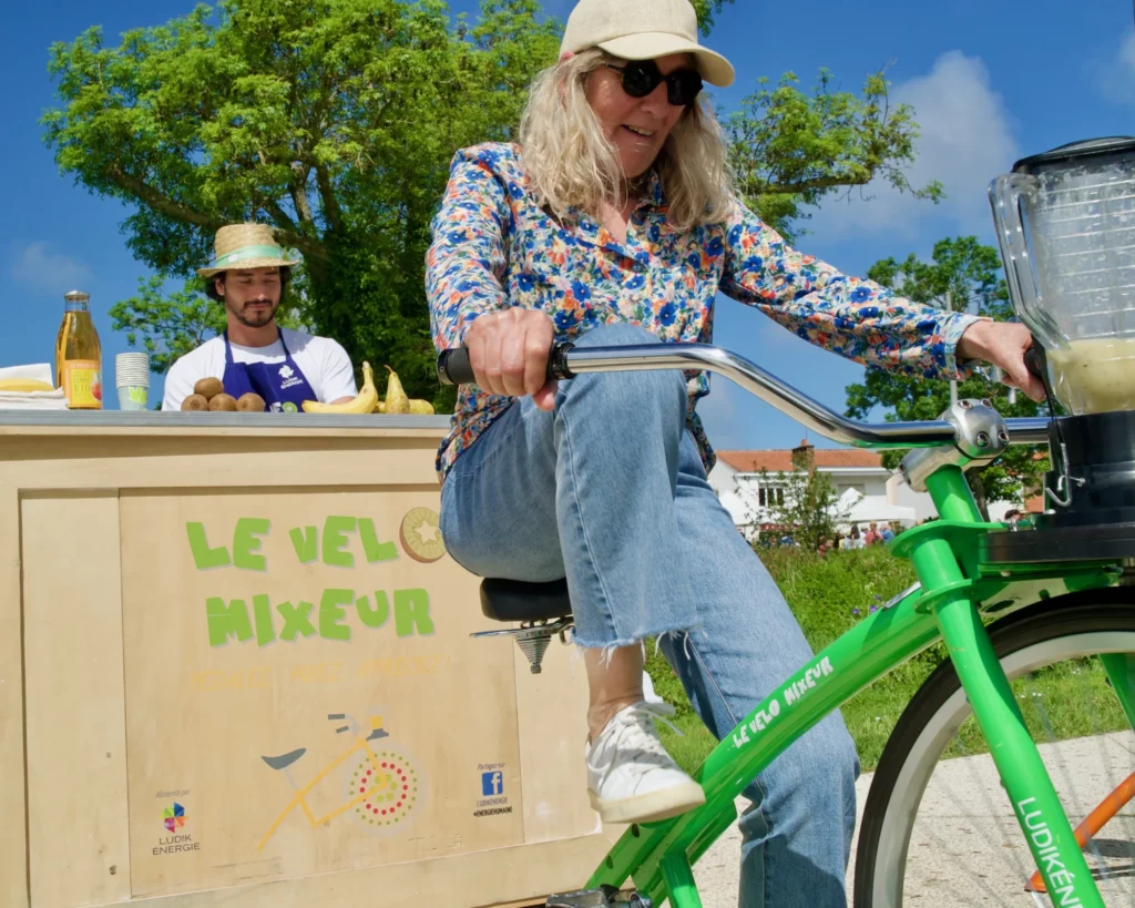 Salariée d’une entreprise qui mixe son propre smoothie sur un stand vélo smoothie lors d’un team building.