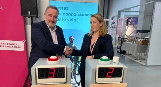 Deux collaborateurs participant à un quizz sur le vélo et la mobilité douce au cours d’une journée sécurité en entreprise.