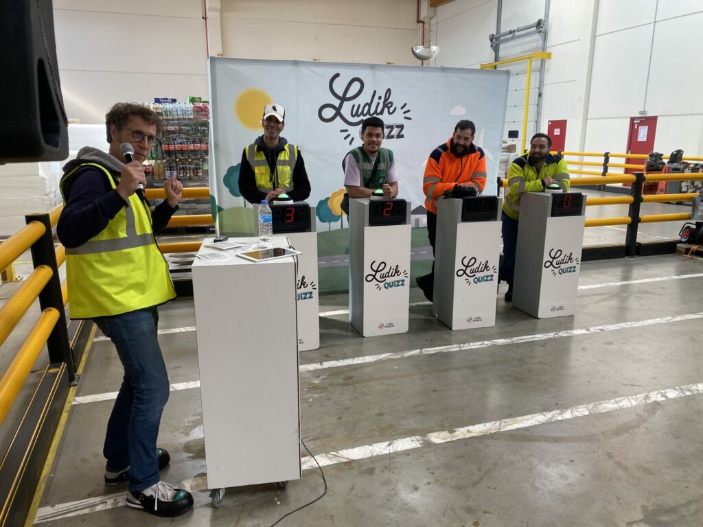 Quatre collègues qui s’affrontent sur un quizz QHSE à l’occasion d’une animation journée sécurité en entreprise.