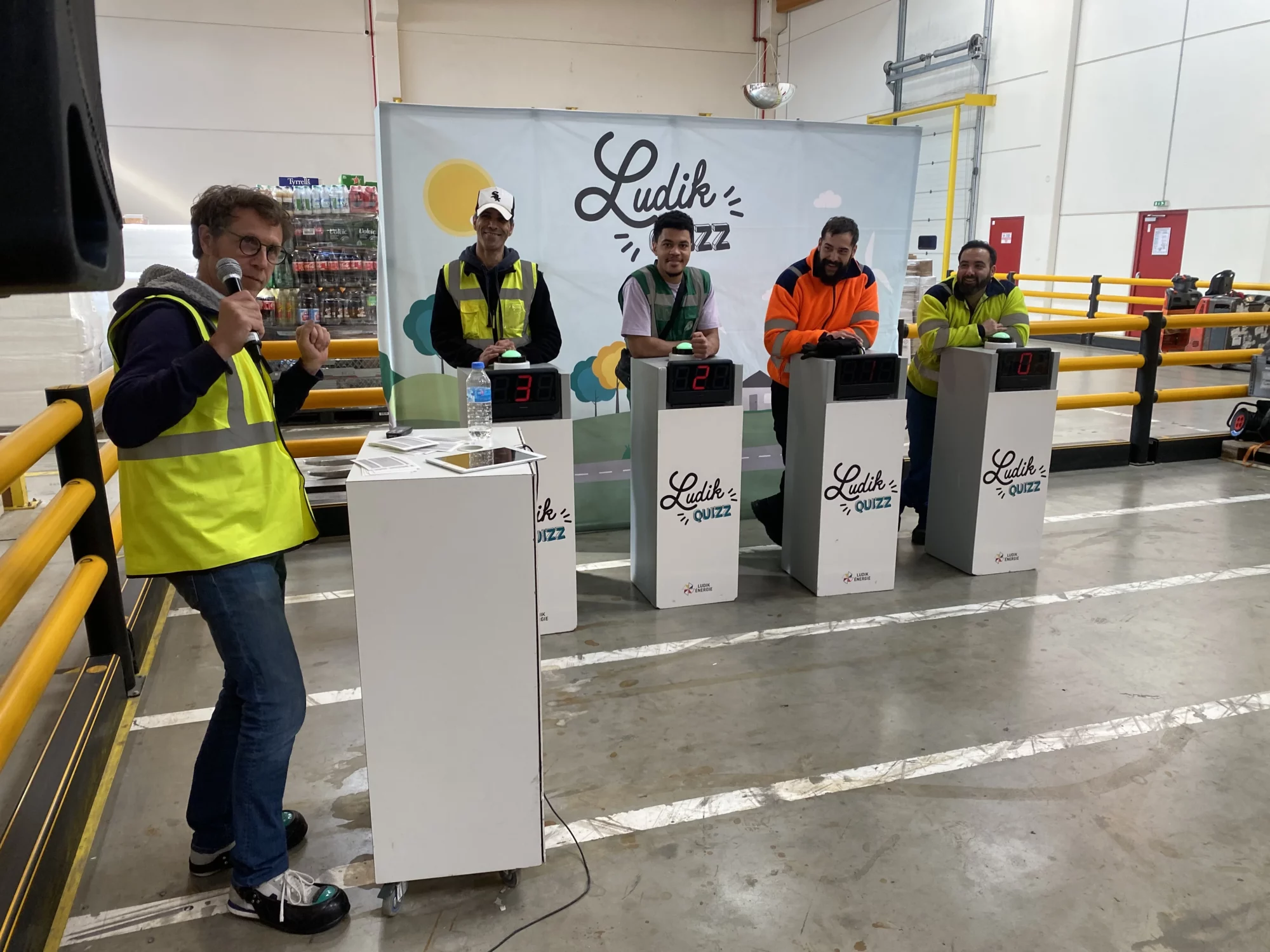 Quatre collègues qui s’affrontent sur un quizz QHSE à l’occasion d’une animation journée sécurité en entreprise.