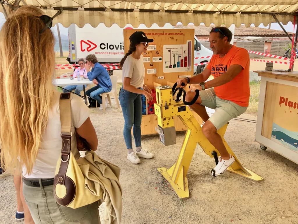 Un employé pédale sur l’animation Plasticycle, pour créer un objet en plastique recyclé sur un atelier QHSE
