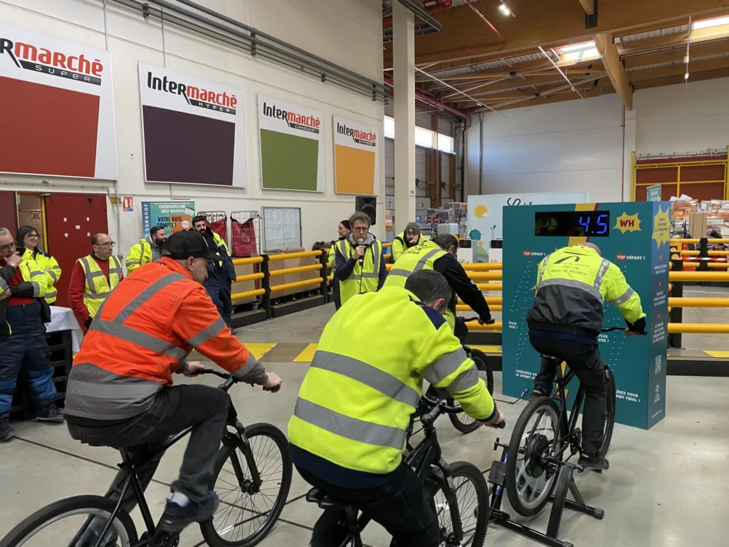 Salariés d'une entreprise qui participent à une animation vélo lors d’une journée QHSE organisée par la boîte.