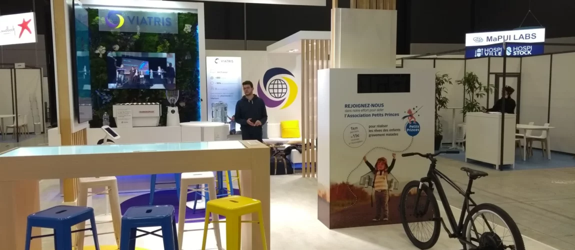 Un vélo solidaire installé sur le stand de Viatris