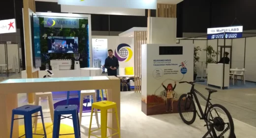 Un vélo solidaire installé sur le stand de Viatris