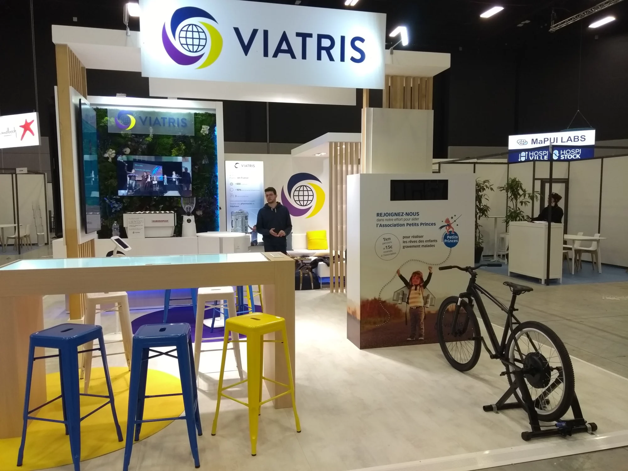 Un vélo solidaire installé sur le stand de Viatris
