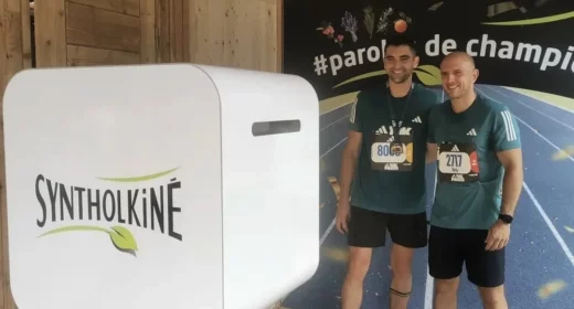 2 personnes prennent la pose devant un photobooth interactif