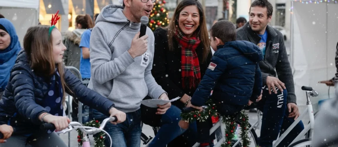 Salariés et leurs familles qui participent à un karaoke festif lors d’une animation de Noël dans leur entreprise.