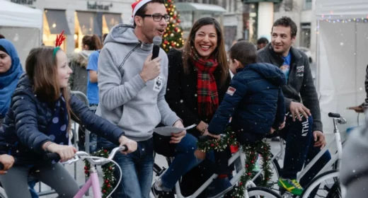 Salariés et leurs familles qui participent à un karaoke festif lors d’une animation de Noël dans leur entreprise.