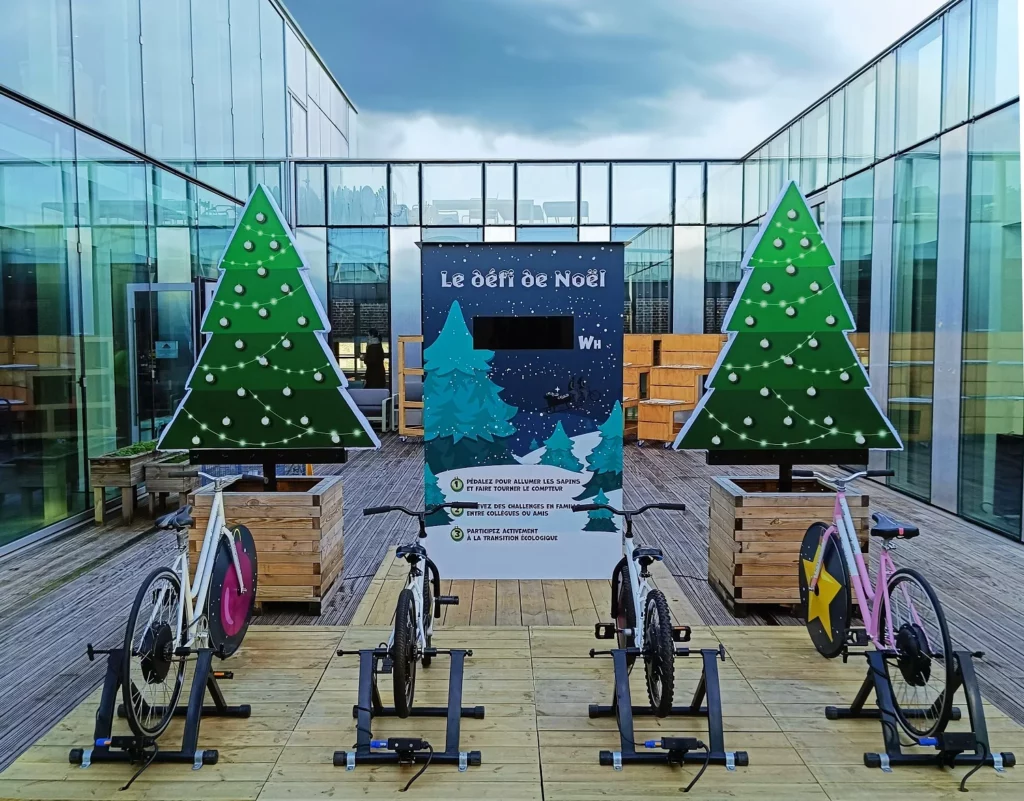 Quatre vélos générateurs reliés à la jauge d’énergie et aux sapins lumineux, pour une animation de Noël en entreprise originale et participative.
