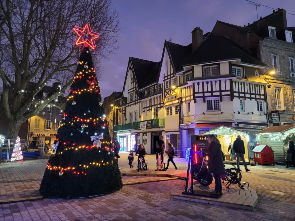 Animation pour le marché de Noël de Saint-Brieuc, en centre-ville, avec un grand sapin alimenté par deux vélos générateurs d’électricité.