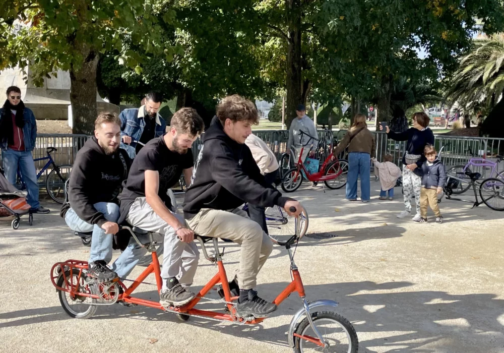 3 jeunes s'amusent sur un vélo ludique et convivial