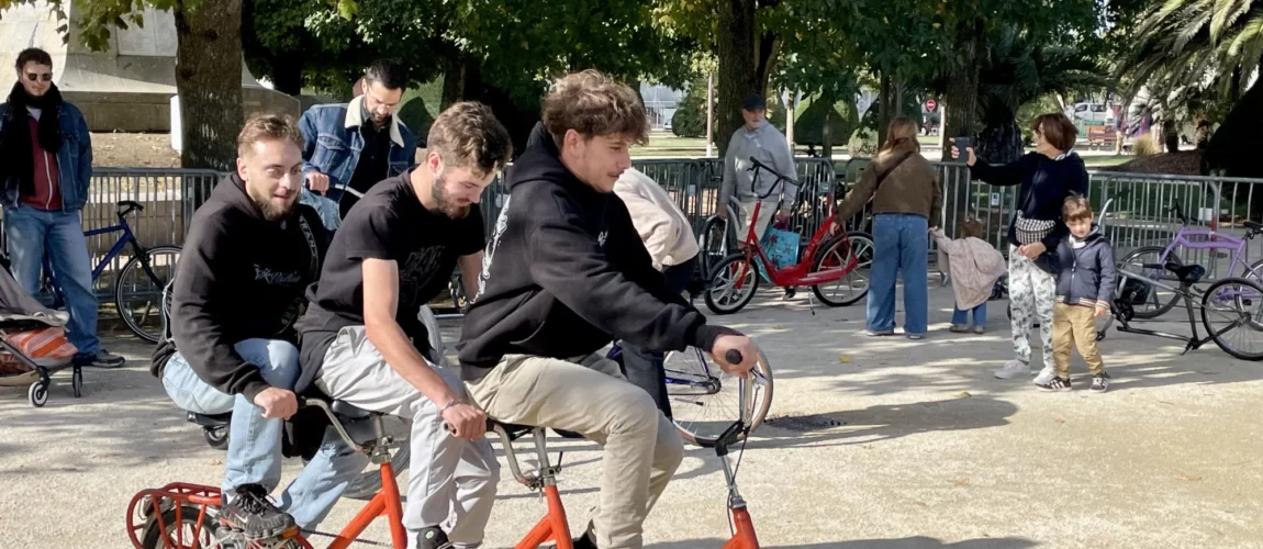 3 jeunes s'amusent à essayer un vélo insolite lors d'une animation vélo fun