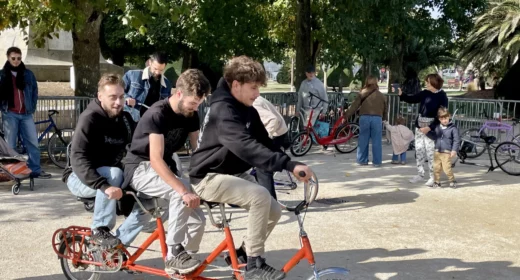 3 jeunes s'amusent à essayer un vélo insolite lors d'une animation vélo fun