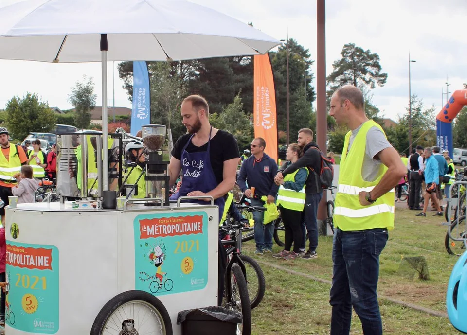 Des collaborateurs participent à un temps de convivialité lors d'une journée sécurité environnement