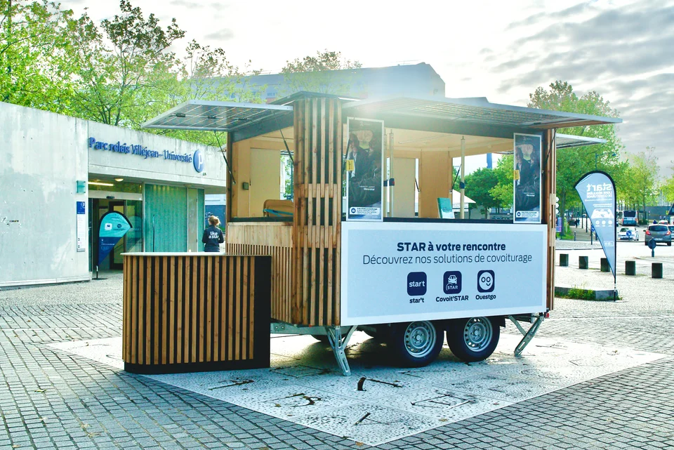 Un kiosque solaire est installée dans les rues de la ville pour une action de street marketing mobilité durable