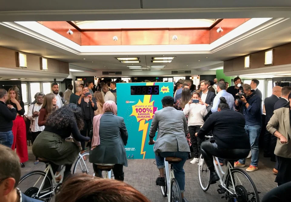2 collaborateurs expérimentent des vélos générateurs d'électricité lors d'un team building RSE