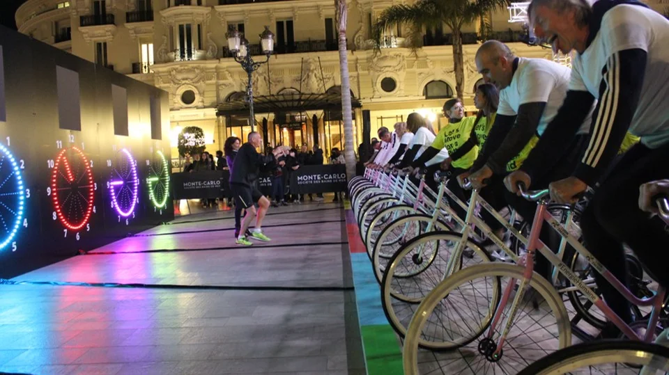 Des cyclistes tentent de battre un record de production d'énergie humaine pour Earth Hour à Monaco