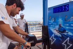 2 jeunes s'affrontent sur une battle de winch générateur d'électricité