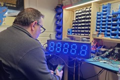 Un technicien est en train de concevoir un dispositif ludique et pedagogique